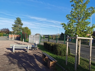 Des arbres et bancs dans la cour